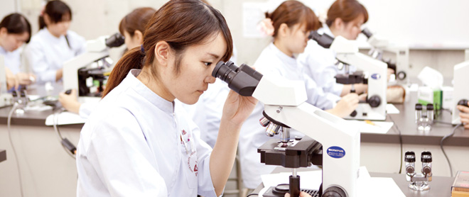 顕微鏡をのぞく学生